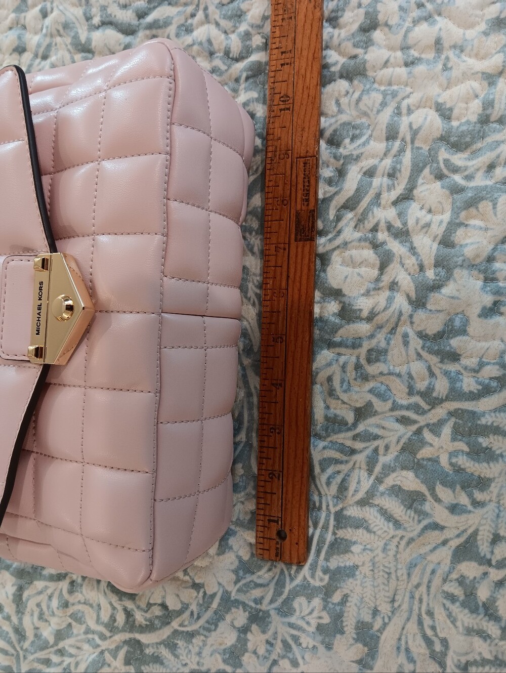 Michael Kors Blush Quilted Shoulder Bag with Gold Chain - Picture 2 of 10